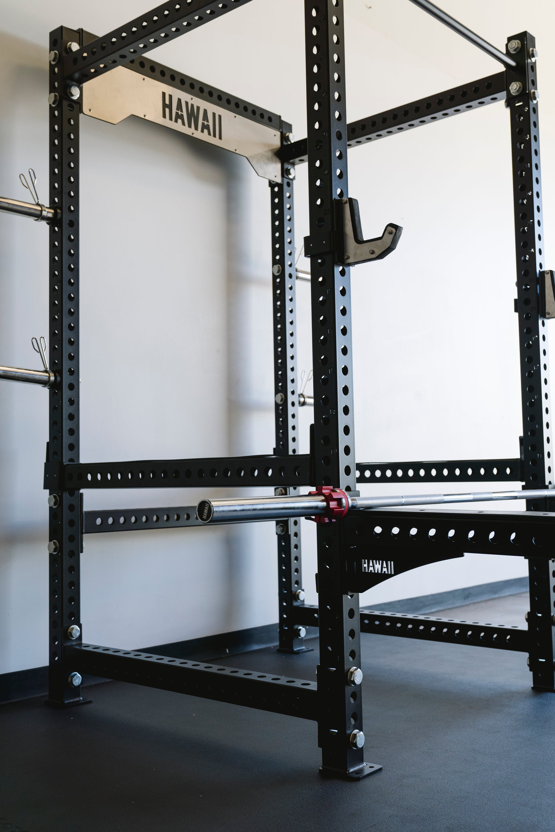 Hawaii power cage detail with barbell and j-hooks